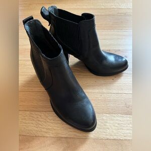 UGG W’s Ankle Boot Sz 6 1/2 Great Condition!